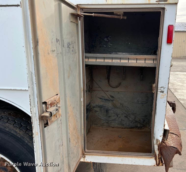 image for item MQ9860 2001 International 4900  utility / service truck