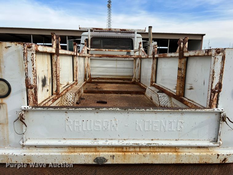 image for item MQ9860 2001 International 4900  utility / service truck