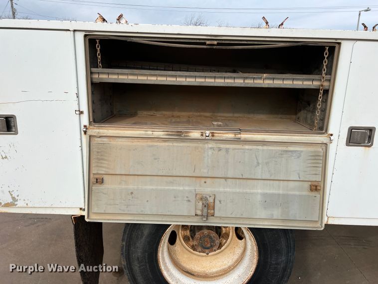 image for item MQ9860 2001 International 4900  utility / service truck