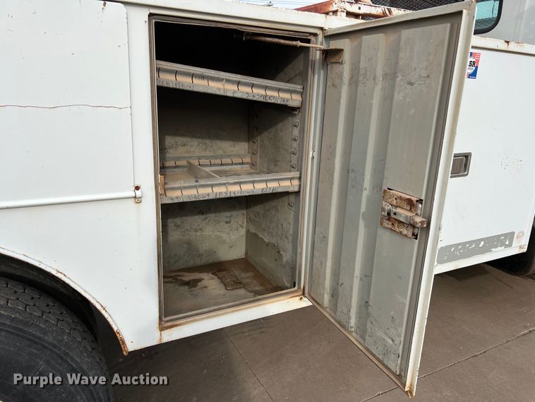 image for item MQ9860 2001 International 4900  utility / service truck