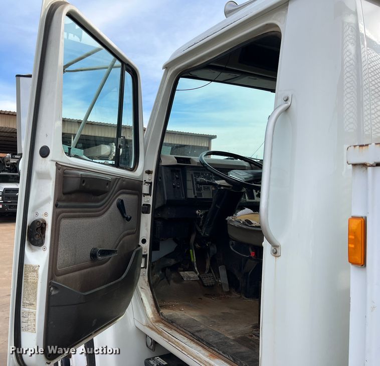 image for item MQ9860 2001 International 4900  utility / service truck