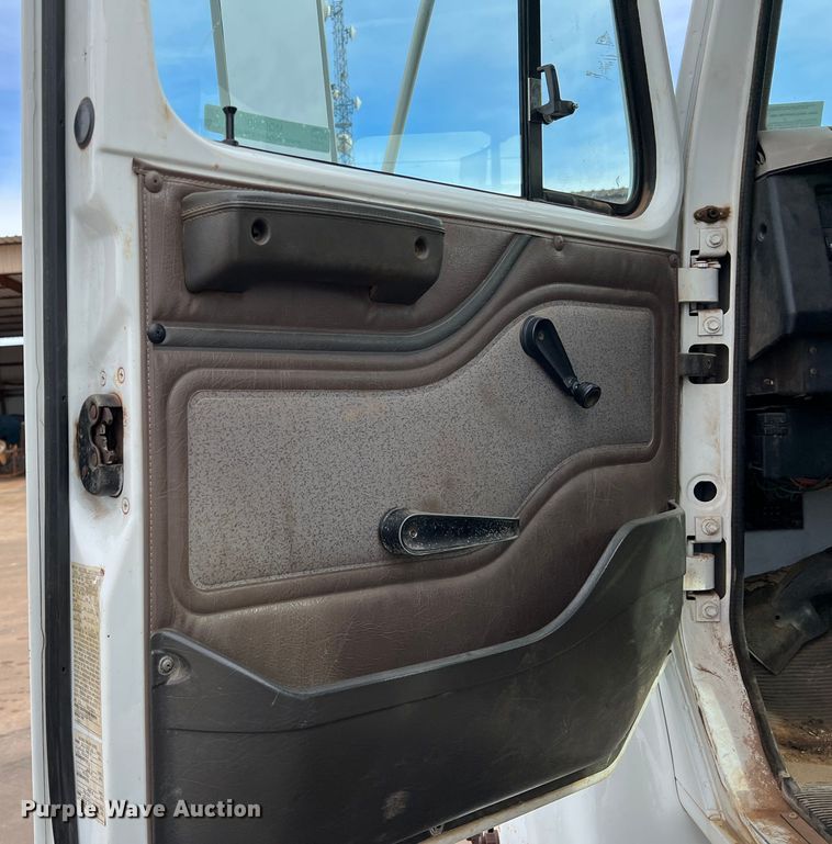 image for item MQ9860 2001 International 4900  utility / service truck