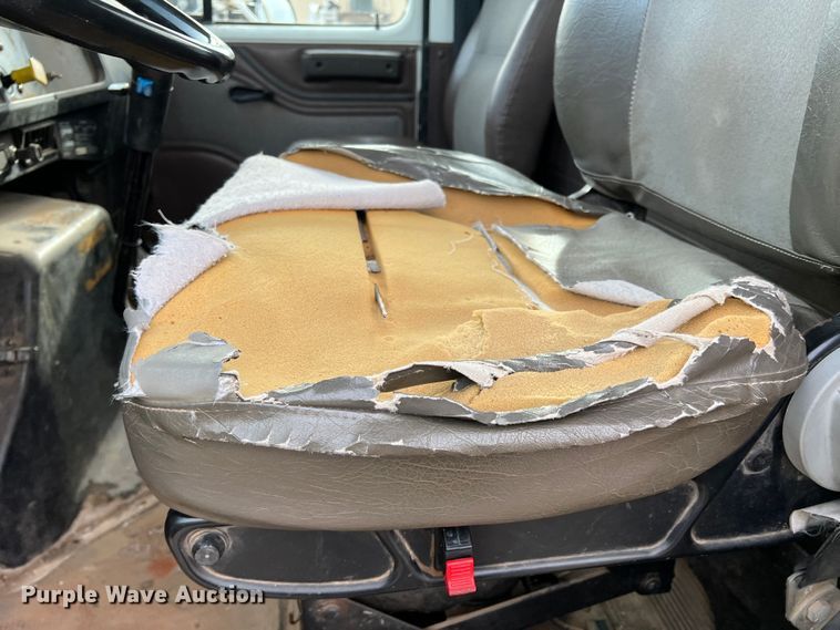 image for item MQ9860 2001 International 4900  utility / service truck