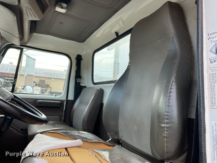 image for item MQ9860 2001 International 4900  utility / service truck