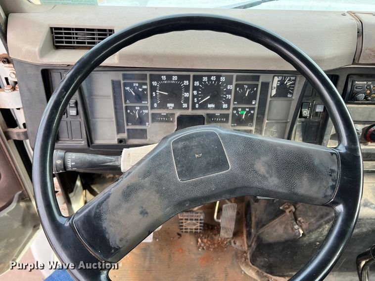 image for item MQ9860 2001 International 4900  utility / service truck