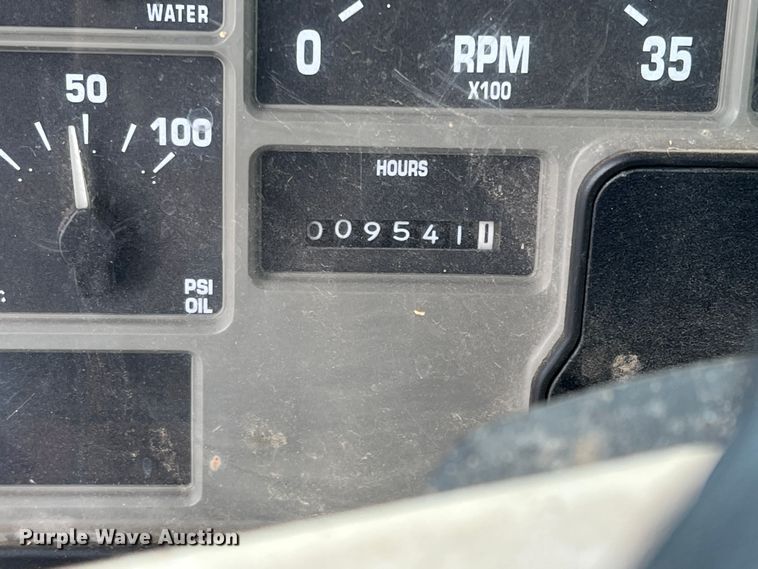 image for item MQ9860 2001 International 4900  utility / service truck