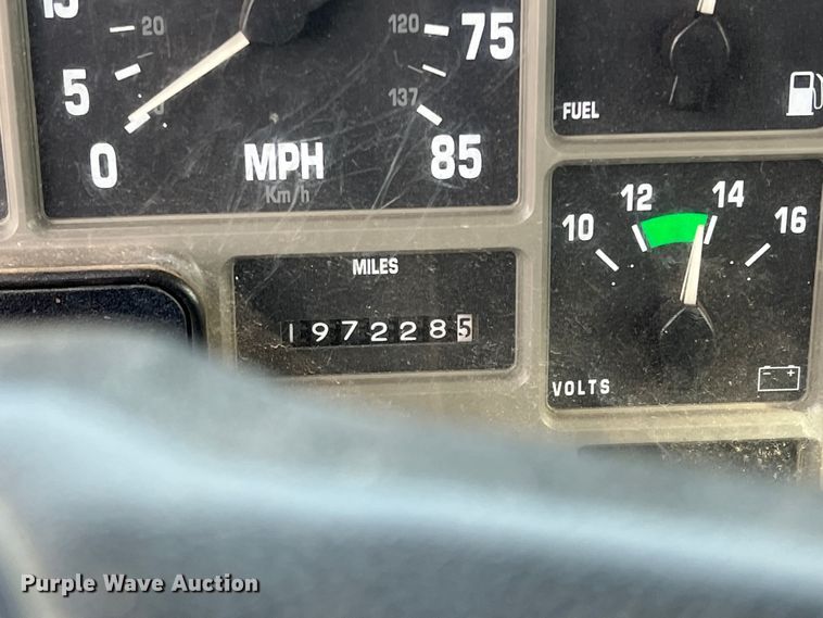 image for item MQ9860 2001 International 4900  utility / service truck