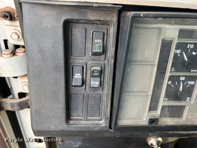 image for item MQ9860 2001 International 4900  utility / service truck