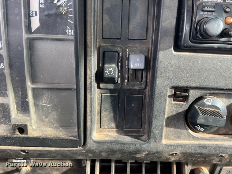 image for item MQ9860 2001 International 4900  utility / service truck