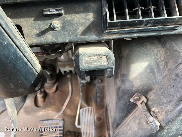 image for item MQ9860 2001 International 4900  utility / service truck