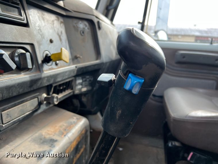 image for item MQ9860 2001 International 4900  utility / service truck