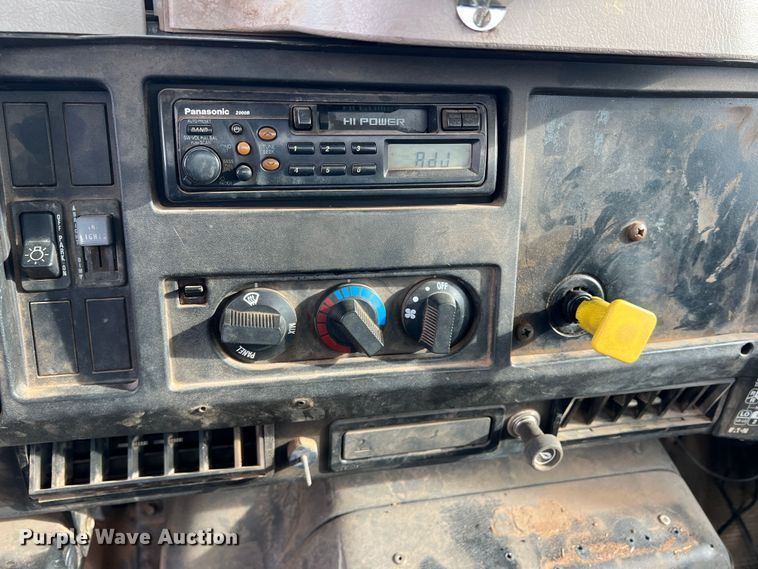 image for item MQ9860 2001 International 4900  utility / service truck