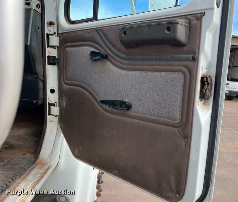 image for item MQ9860 2001 International 4900  utility / service truck