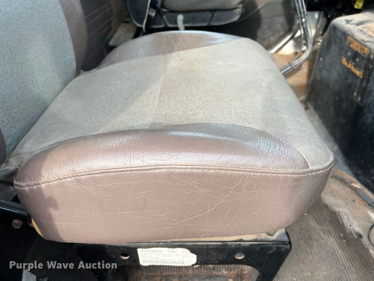 image for item MQ9860 2001 International 4900  utility / service truck