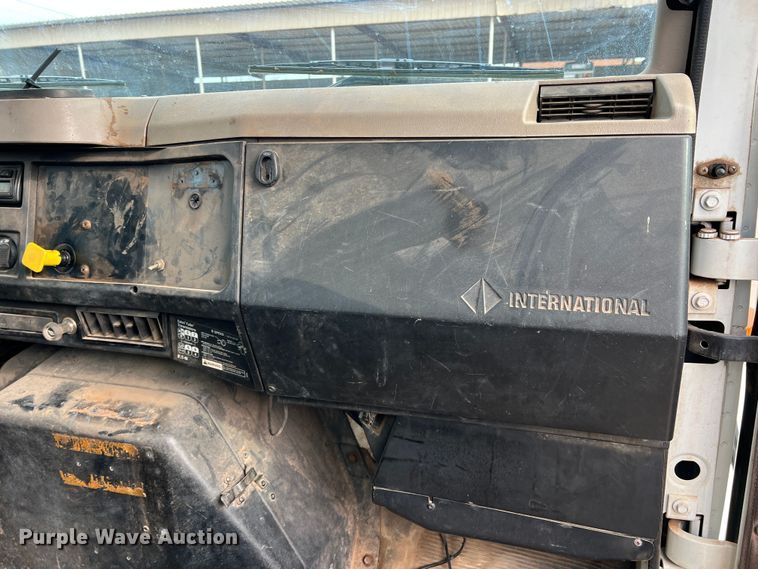 image for item MQ9860 2001 International 4900  utility / service truck