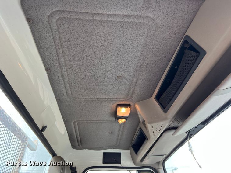 image for item MQ9860 2001 International 4900  utility / service truck