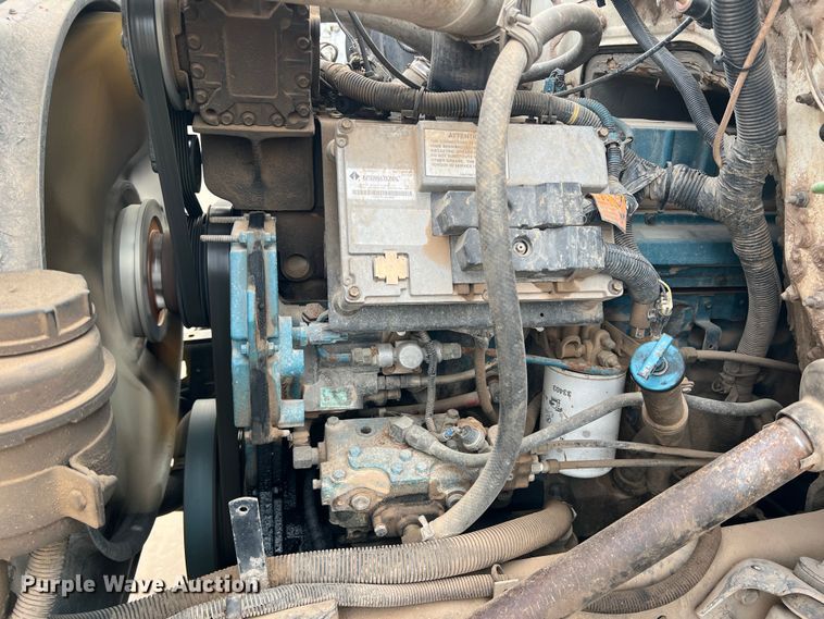 image for item MQ9860 2001 International 4900  utility / service truck