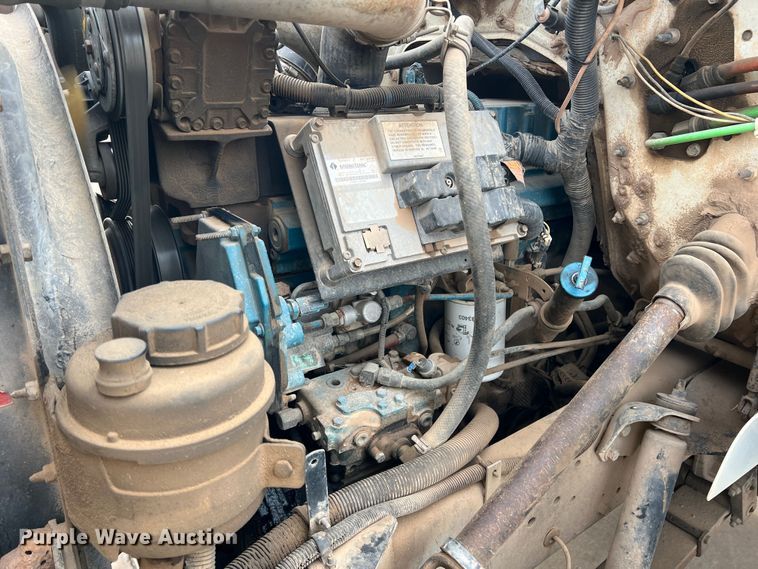 image for item MQ9860 2001 International 4900  utility / service truck