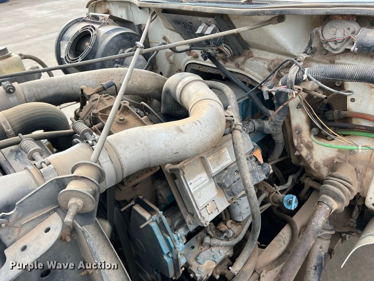 image for item MQ9860 2001 International 4900  utility / service truck