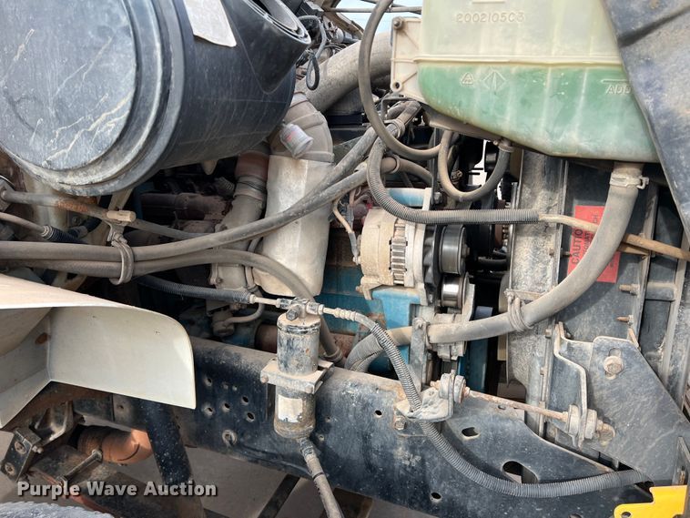 image for item MQ9860 2001 International 4900  utility / service truck