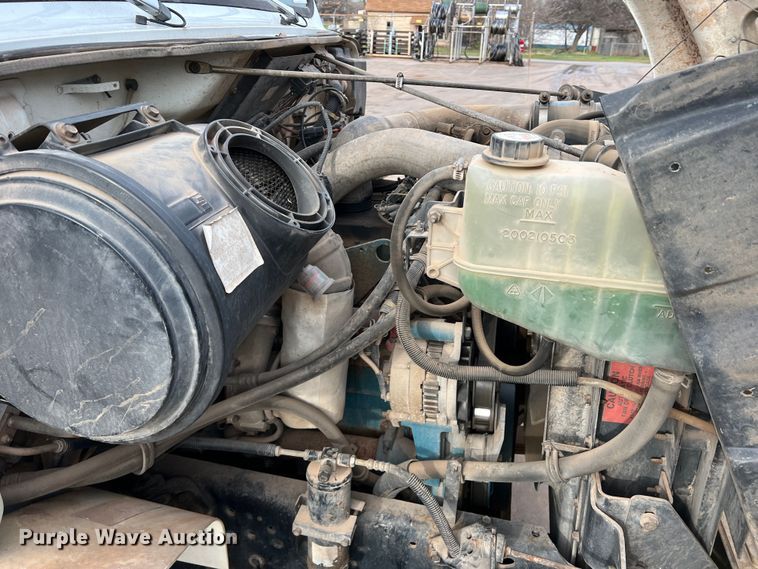 image for item MQ9860 2001 International 4900  utility / service truck