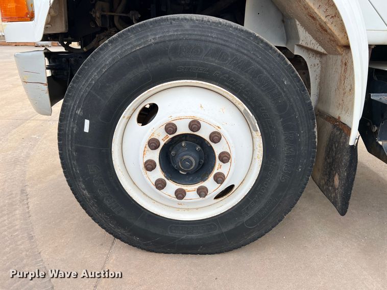 image for item MQ9860 2001 International 4900  utility / service truck