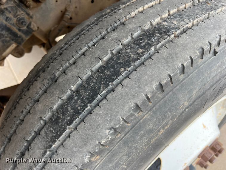 image for item MQ9860 2001 International 4900  utility / service truck