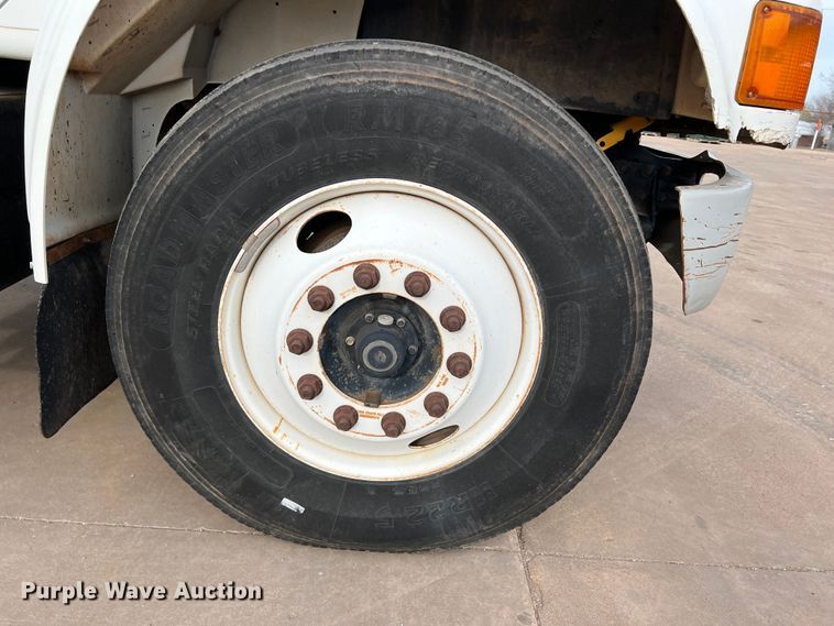 image for item MQ9860 2001 International 4900  utility / service truck