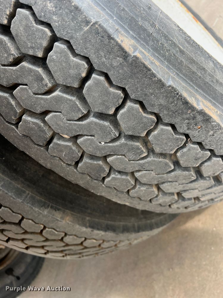 image for item MQ9860 2001 International 4900  utility / service truck