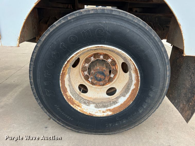 image for item MQ9860 2001 International 4900  utility / service truck