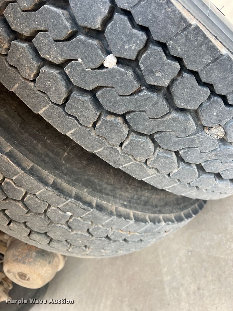 image for item MQ9860 2001 International 4900  utility / service truck