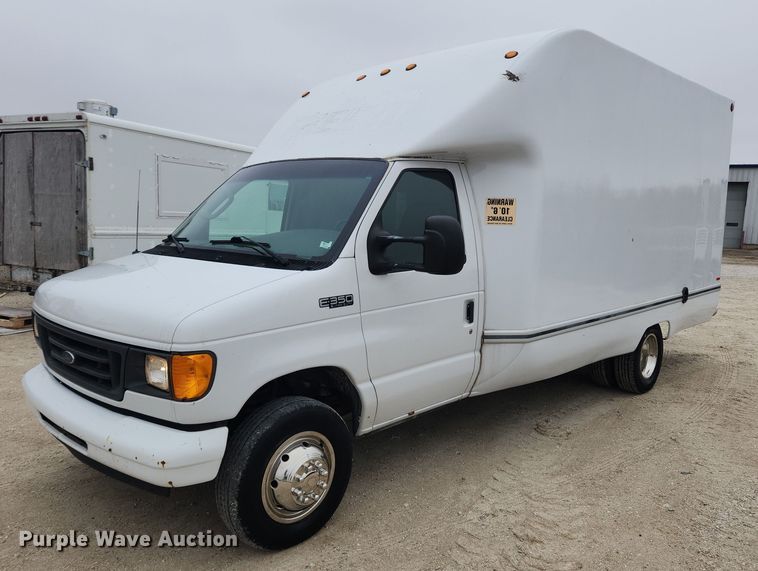 image for item MW9542 2003 Ford E350 Super Duty  box truck