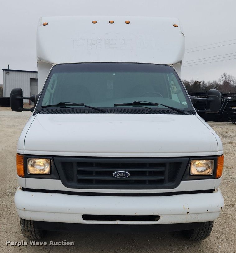 image for item MW9542 2003 Ford E350 Super Duty  box truck