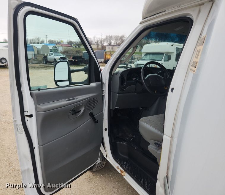 image for item MW9542 2003 Ford E350 Super Duty  box truck