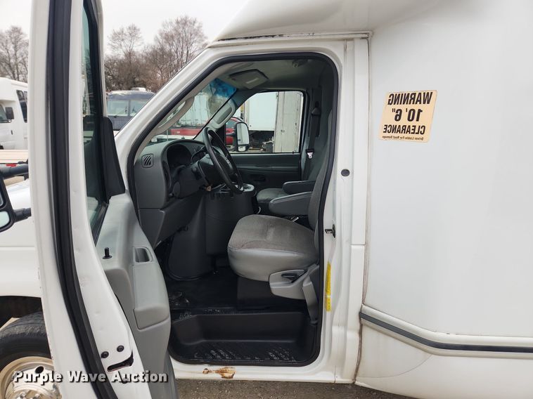 image for item MW9542 2003 Ford E350 Super Duty  box truck