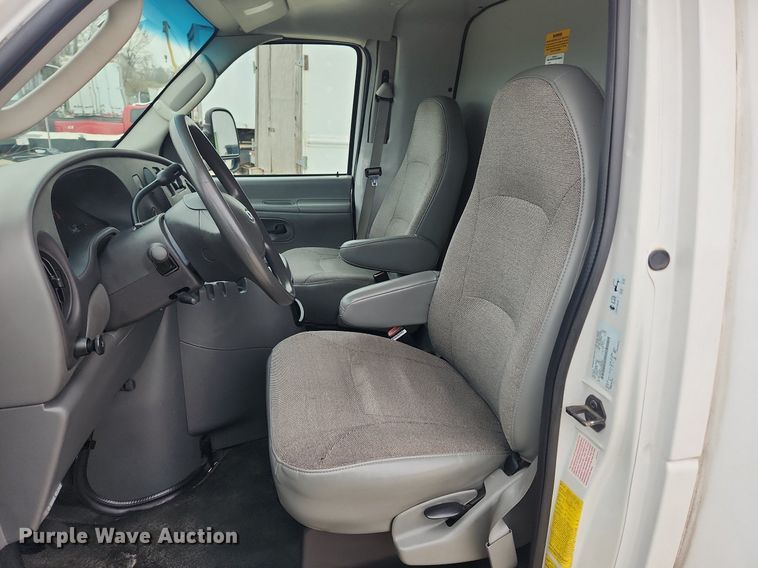 image for item MW9542 2003 Ford E350 Super Duty  box truck