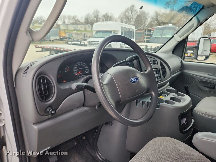 image for item MW9542 2003 Ford E350 Super Duty  box truck