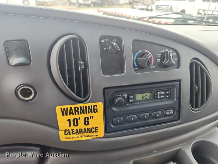 image for item MW9542 2003 Ford E350 Super Duty  box truck