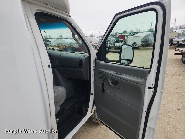 image for item MW9542 2003 Ford E350 Super Duty  box truck