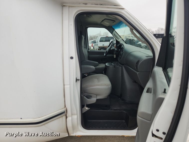 image for item MW9542 2003 Ford E350 Super Duty  box truck