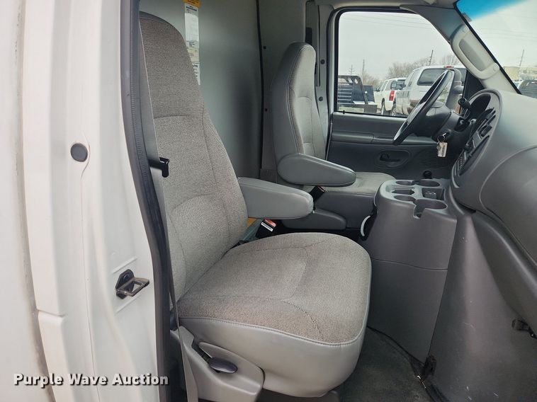 image for item MW9542 2003 Ford E350 Super Duty  box truck
