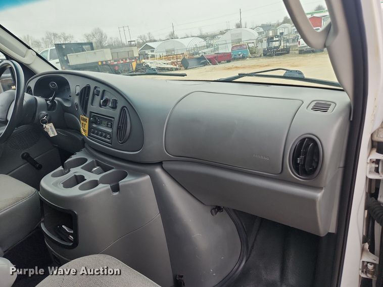 image for item MW9542 2003 Ford E350 Super Duty  box truck