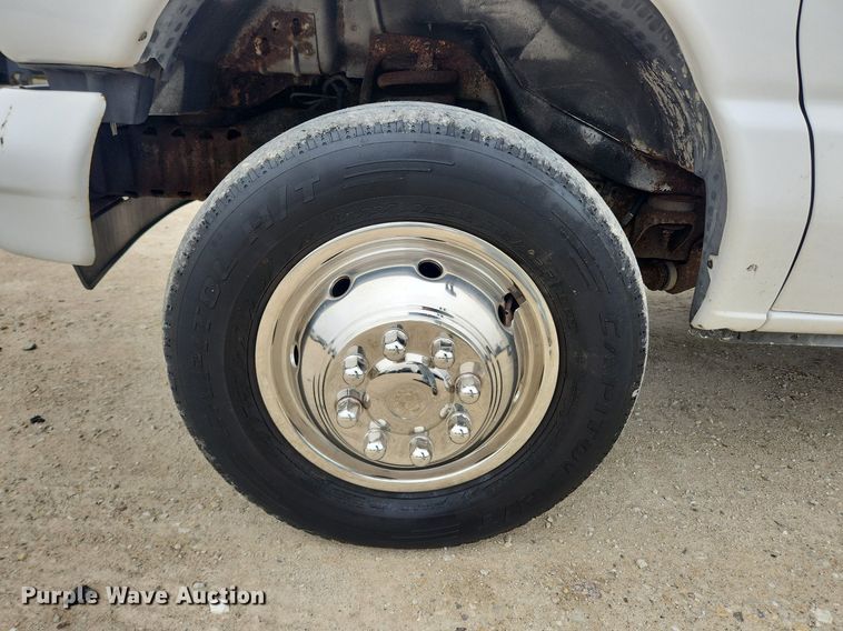 image for item MW9542 2003 Ford E350 Super Duty  box truck