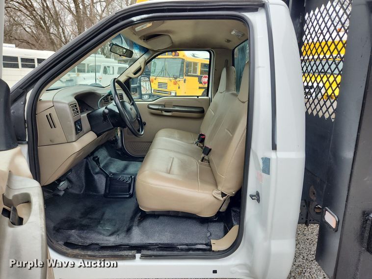 image for item MW9548 2000 Ford F550 Super Duty XL  flatbed truck