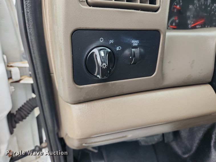 image for item MW9548 2000 Ford F550 Super Duty XL  flatbed truck