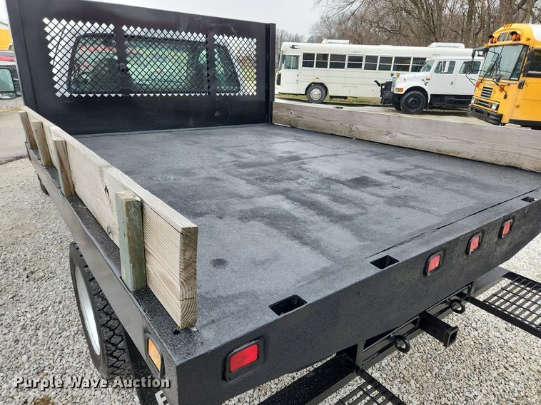 image for item MW9548 2000 Ford F550 Super Duty XL  flatbed truck