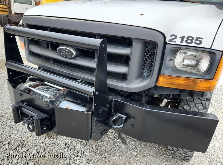 image for item MW9548 2000 Ford F550 Super Duty XL  flatbed truck