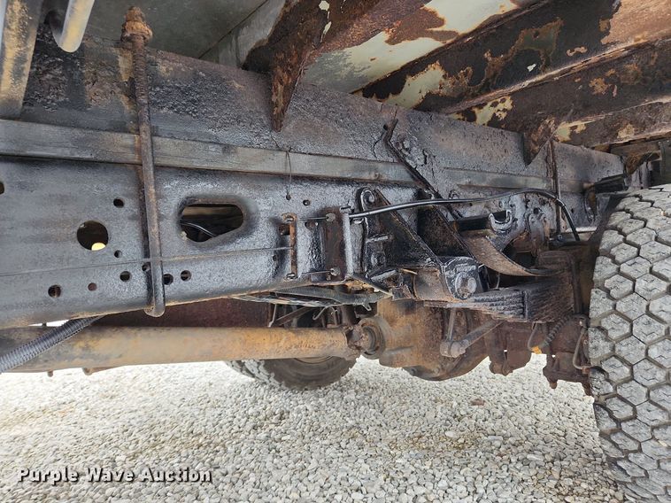 image for item MW9548 2000 Ford F550 Super Duty XL  flatbed truck