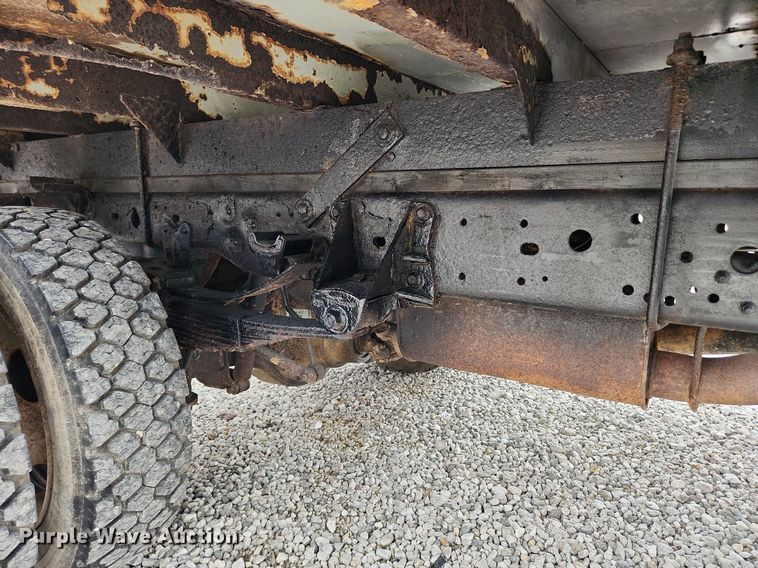 image for item MW9548 2000 Ford F550 Super Duty XL  flatbed truck