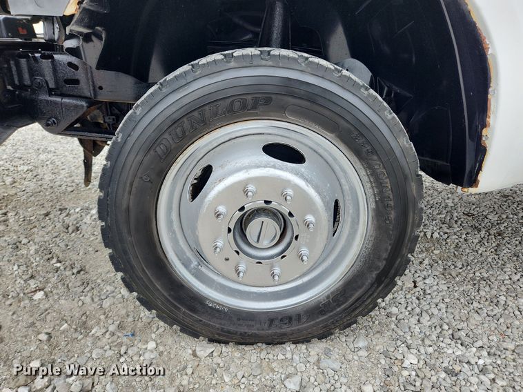 image for item MW9548 2000 Ford F550 Super Duty XL  flatbed truck